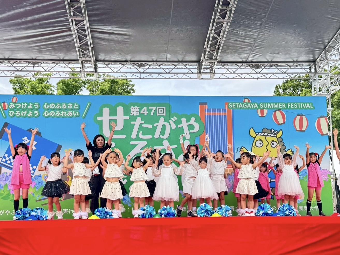 イベントやお祭りのステージで踊るNICO DANCE STUDIOの子どもたち